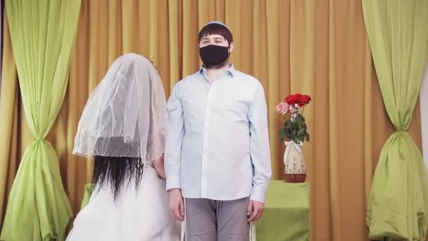 Während Der Chuppah Zeremonie Einem Jüdischen Brautpaar Mit Schutzmasken Einer — Stockvideo