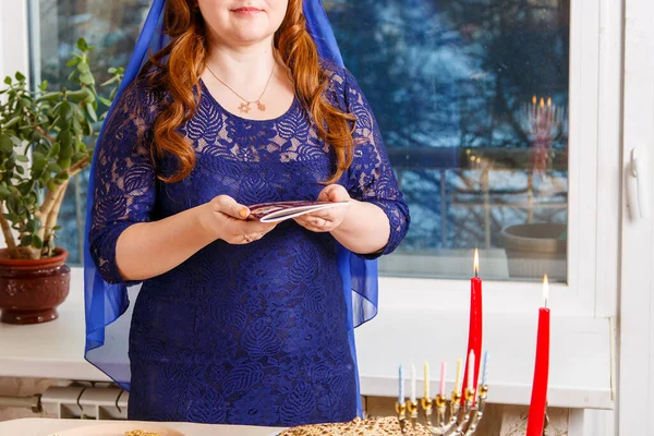 逾越节种子桌上的一位无脸的犹太妇女读逾越节的 哈加德 横向照片 — 图库照片