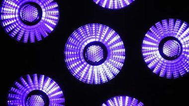 LED ışığı mavi ve mor yanıp sönüyor. Yakın plan.