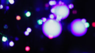 Siyah arka planda Bokeh bulanıklığı. Siyah arkaplanda renkli diyot ışınları. Ortam planı