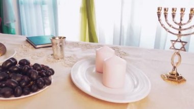 Şabat için masa hazır, yanında da şarap ve mum var. Yatay video
