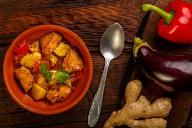 Ramazan kuzu yahnisi, patates sebzesi ve ahşap bir arka planda kaşık. Yatay fotoğraf