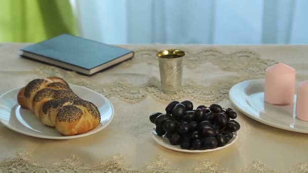 Bord Dukade För Sabbaten Med Chalá Vin Och Ljus Horisontellt — Stockvideo