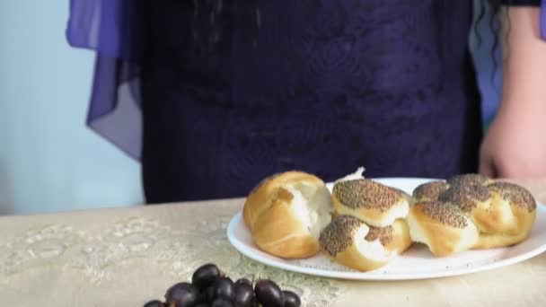 Uma Judia Com Uma Capa Cabeça Para Uvas Mesa Shabbat — Vídeo de Stock