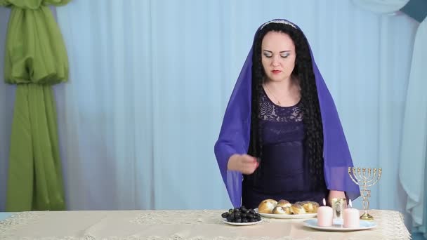 Een Joodse Vrouw Met Een Cape Haar Hoofd Voor Druiven — Stockvideo