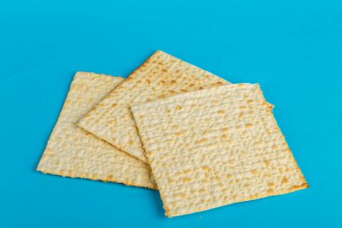 Matzo tabakları mavi arka planda her şekilde serilmiştir. Yatay fotoğraf