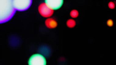 Siyah arka planda Bokeh bulanıklığı. Siyah arkaplanda renkli diyot ışınları. Yakın plan.