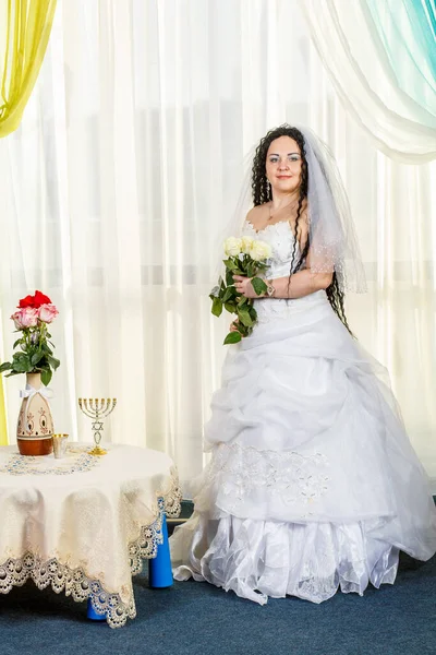Μια Ευτυχισμένη Εβραία Νύφη Στέκεται Στην Αίθουσα Πριν Από Την — Φωτογραφία Αρχείου
