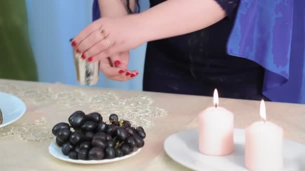 Kafasında Pelerin Olan Yahudi Bir Kadın Şabat Taki Masada Şarap — Stok video