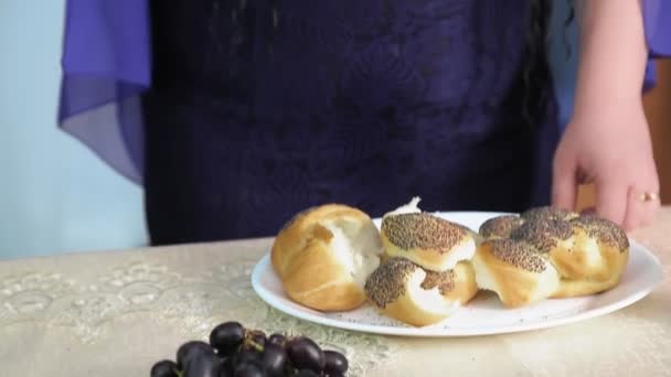在Shabbat的桌上 一个头戴披风的犹太女人拿葡萄吃 从下至上的垂直全景 — 图库视频影像