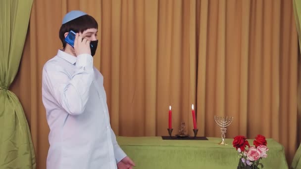 อนพ ปปาห าวชาวย วสวมหน ากากป องก นในห องโถงโบสถ ดทางโทรศ แผนโดยรวม — วีดีโอสต็อก