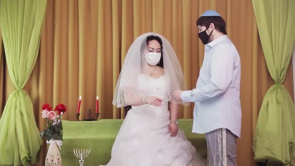 Während Der Chuppah Zeremonie Legt Ein Jüdisches Brautpaar Das Einer — Stockvideo