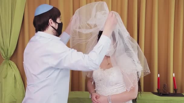 Chuppah Ceremony Jewish Bride Groom Wearing Protective Masks Synagogue Covers — Stock Video