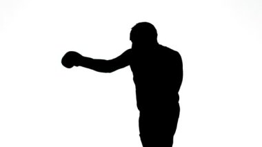 Muay Thai 'de eldivenli bir erkek sporcunun silueti. Ortam planı