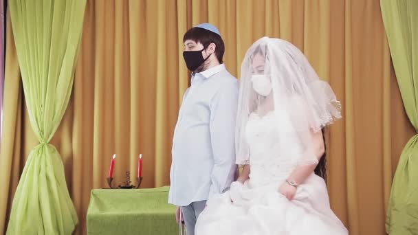 Chuppah Ceremony Jewish Bride Groom Wearing Protective Masks Synagogue Bride — Stock Video