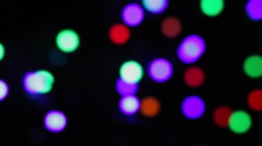 Siyah arka planda Bokeh bulanıklığı. Siyah arka planda çok renkli bir lens parlaması. Yakın plan.