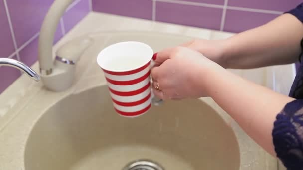 Uma Mulher Judaica Lava Mãos Uma Caneca Acima Pia Alternadamente — Vídeo de Stock