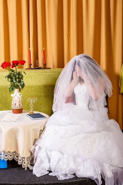 Еврейская Невеста Пышном Белом Платье Лицо Покрыто Вуалью Плачет Перед — стоковое фото