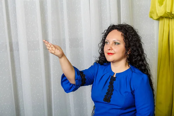 Mujer Morena Pelo Rizado Azul Señala Algo Con Mano Habla —  Fotos de Stock