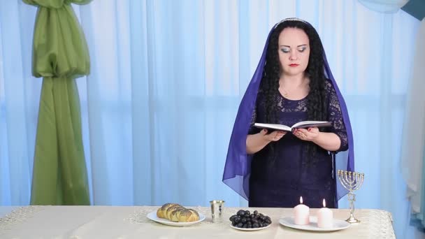 Kafasında Pelerinli Yahudi Bir Kadın Şabat Gelişi Şerefine Siddur Kabalat — Stok video