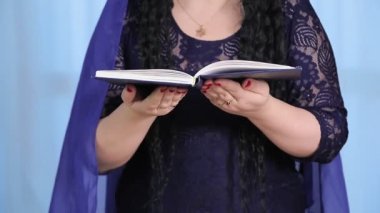 Yüzü olmayan Yahudi bir kadın Kabbalat Şabat okuyor.