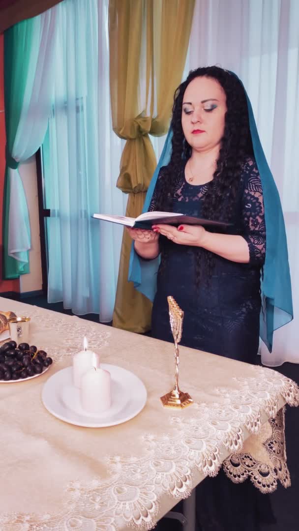 Una donna ebrea con un mantello in testa legge il siddur Kabbalat Shabbat — Video Stock