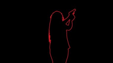 Siyah arka planda hedeflere ateş eden bir kadının dış hatları..