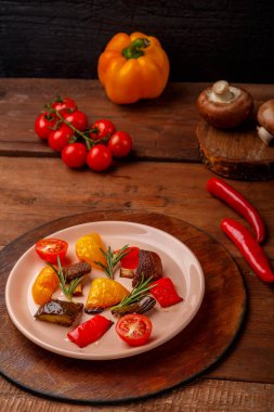 Tabaktaki antimakarna, sebzelerin yanındaki ahşap masada. Dikey fotoğraf