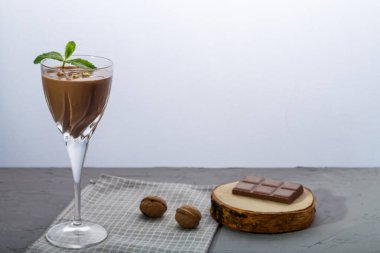 Fındık ve naneli çikolata kokteyli mavi arka planda fındıklı ve peçeteli çikolata. Yatay fotoğraf