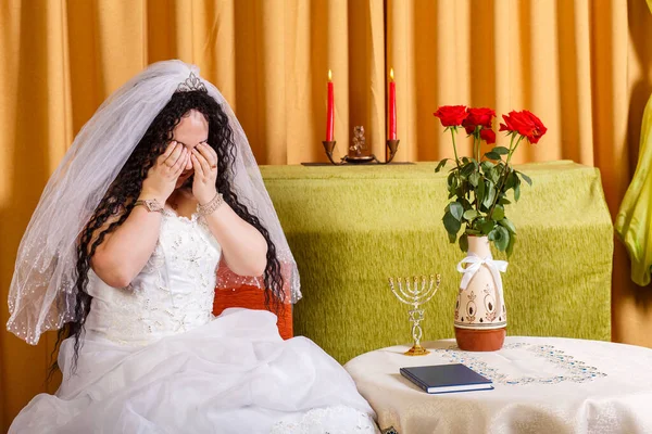 Еврейская Невеста Свадебном Платье Вуалью Плачет Жених Покинул Перед Церемонией — стоковое фото