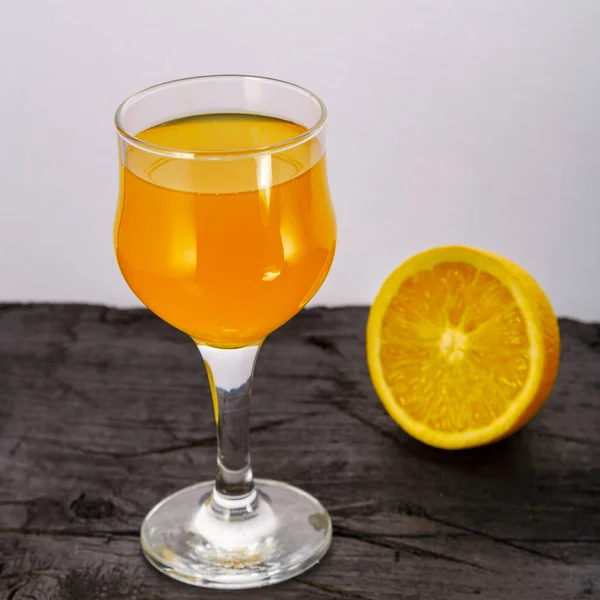 Apelsinjuice Ett Glas Nära Apelsiner Svart Bakgrund Kvadratfoto — Stockfoto
