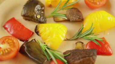 Soslu sebzeler bir çemberin içinde döner..