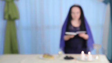 Yahudi bir kadın, Şabat 'la tanışma törenini bulanıklıktan keskinliğe çeviriyor.