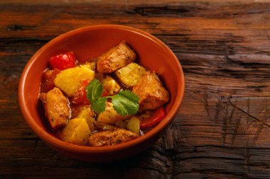 Tahta bir masada ramazanda ramazan için yiyecek. Patatesle pişirilmiş laran eti. Boşluğu kopyala