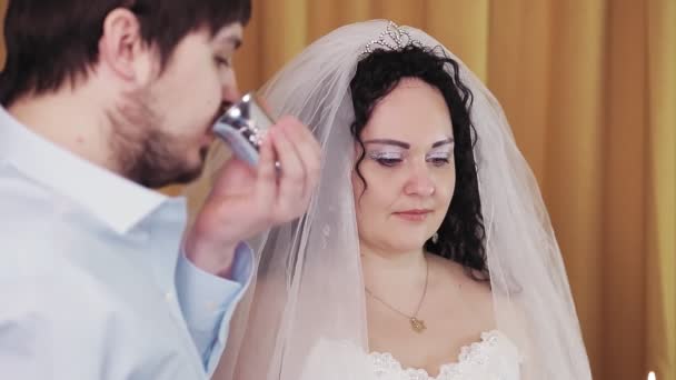 在圣餐仪式上 犹太新娘和新郎在犹太教堂喝银杯中的酒 中期计划 — 图库视频影像