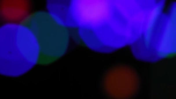 Borrão Bokeh em um fundo preto colorido raios LED luz fria — Vídeo de Stock