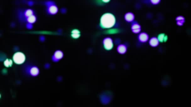 Bokeh desenfoque sobre un fondo negro rayos de diodo de color sobre un fondo negro. — Vídeo de stock