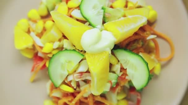 在盘子里放黄瓜和橙子的螃蟹沙拉旋转成圆形 — 图库视频影像