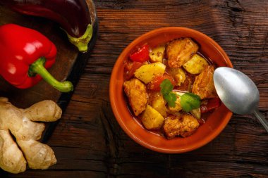 Ramazan kuzu yahnisi, patates sebzesi ve ahşap bir arka planda kaşık. Yatay fotoğraf