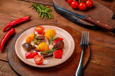 Tahta tahtada sebzelerin yanında, tahta bir tabakta antimakarna. Yatay fotoğraf