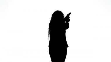 Beyaz arka planda tabancayla atış talimi yapan bir kadının silueti.