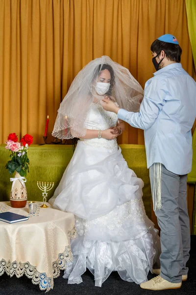 Время Церемонии Чупы Синагоге Жених Невеста Маске Покрывают Невесту Вуалью — стоковое фото