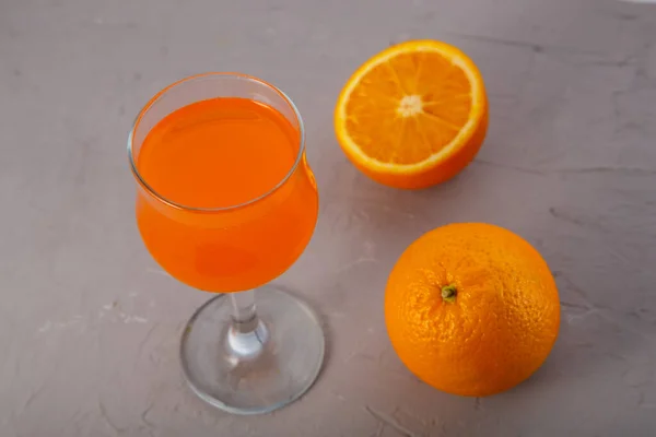 Sumo Laranja Copo Perto Laranjas Uma Vista Superior Fundo Cinza — Fotografia de Stock