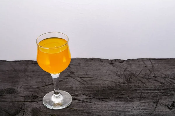 Siyah arka planda bir bardak portakal suyu. Yatay fotoğraf