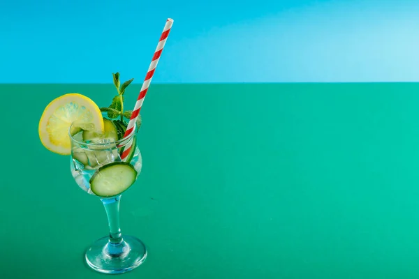 Коктейль Огірковою Водою Лимоном Ятою Склянці Серветці Зеленому Фоні Горизонтальна — стокове фото