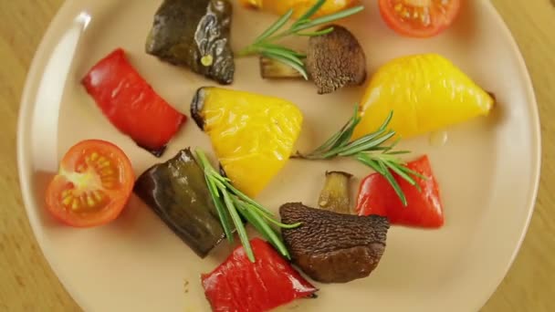 Антипаста запеченные овощи в соусе вращается по кругу. — стоковое видео