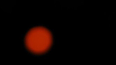 Renkli ışığın parlak LED ışınlarıyla siyah bir arkaplanda Bokeh bulanıklığı