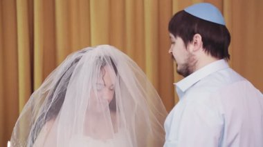 Çuppa töreni sırasında, sinagogdaki Yahudi gelin ve damat gelinin yüzündeki örtüyü kaldırır.
