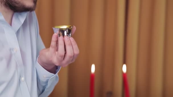 Voor de chuppah ceremonie, de Joodse bruidegom in de synagoge maakt een kiddush voor wijn. — Stockvideo