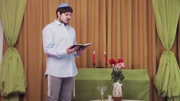 Antes de la ceremonia del chuppah, el novio judío lee oraciones y salmos en el siddur en la sala de la sinagoga. — Vídeos de Stock